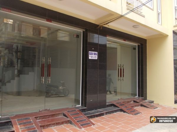 Cua Kinh Ban Le San 600x450