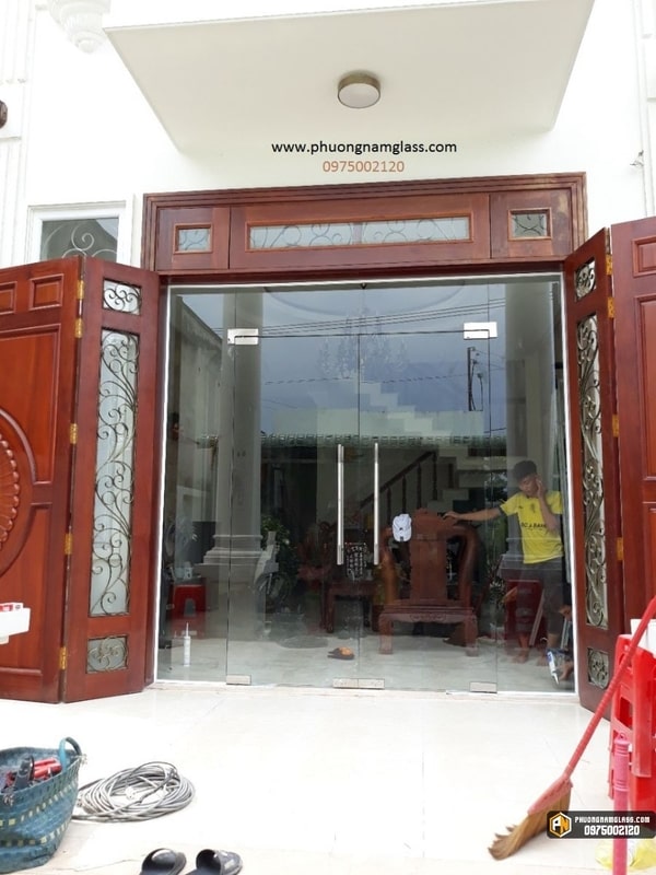 Cua Kinh Cuong Luc 2 Canh Ban Le San